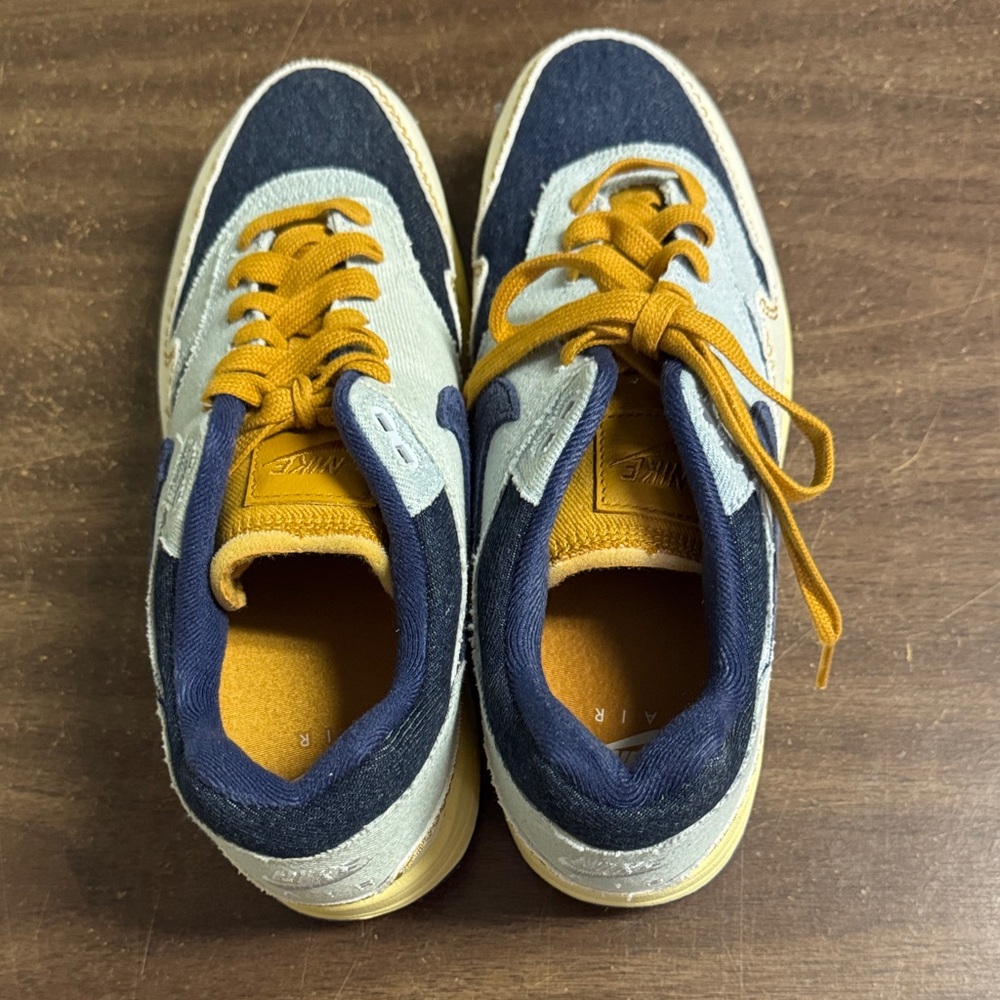 Nike air sneakers worn maybe twice very good condition like new